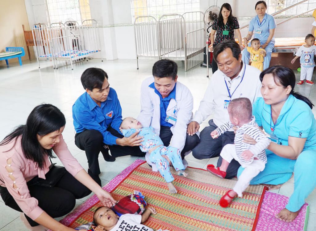 “KHÁM, CHẨN ĐOÁN VÀ ĐIỀU TRỊ BỆNH BAN ĐẦU CHO NGƯỜI CAO TUỔI, NGƯỜI GIÀ NEO ĐƠN TẠI GIA ĐÌNH”