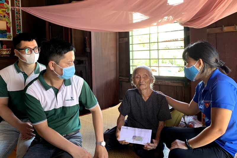 Thăm và hỗ trợ nhiều phần quà cho gia đình cụ bà 90 tuổi nuôi hai con bệnh nặng
