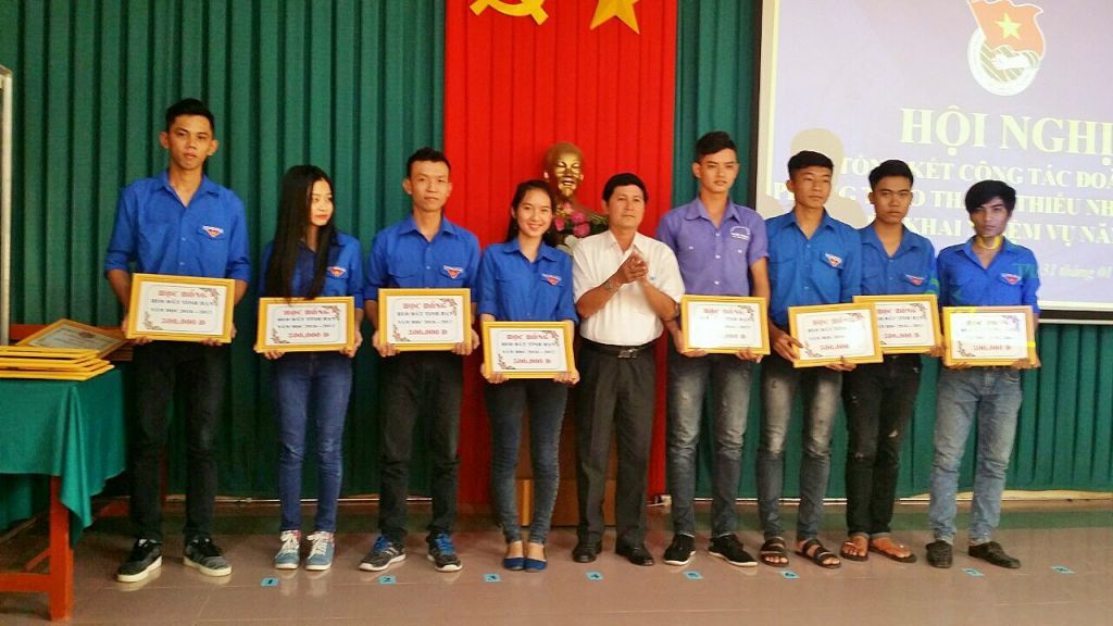Đoàn Trường Cao đẳng Nghề Trà Vinh tặng 12 suất học bổng cho các em sinh viên hỗ trợ học tập, nghiên cứu