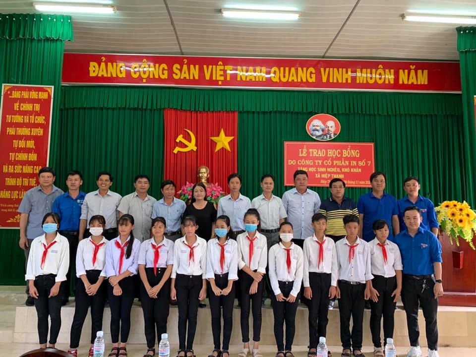 Chi đoàn Công ty TNHH MTV Xổ số kiến thiết tỉnh Trà Vinh trao học bổng cho các em học sinh