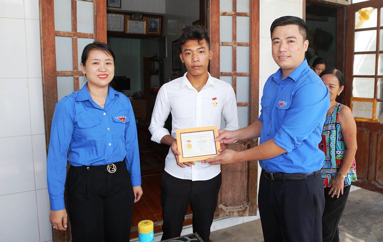 Quảng Trị: Trao huy hiệu “Tuổi trẻ dũng cảm” cho các thanh niên xả thân cứu người trong lũ