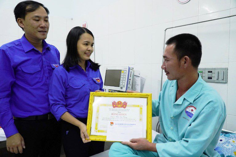 Tặng Bằng khen cho thanh niên dũng cảm tham gia giải cứu tàu Vietship 01 gặp nạn