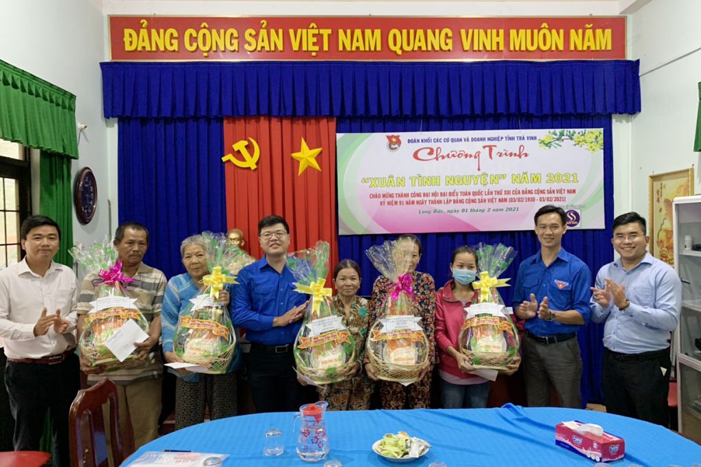 Đoàn khối tổ chức Chương trình “Xuân tình nguyện” 2021 và thăm, tặng quà thanh niên công nhân xa quê đón tết