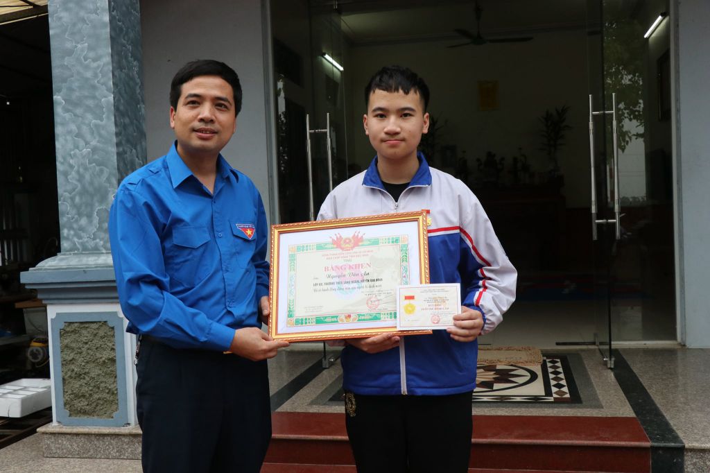 Bắc Ninh: Trao tặng huy hiệu Tuổi trẻ dũng cảm cho học sinh cứu người đuối nước