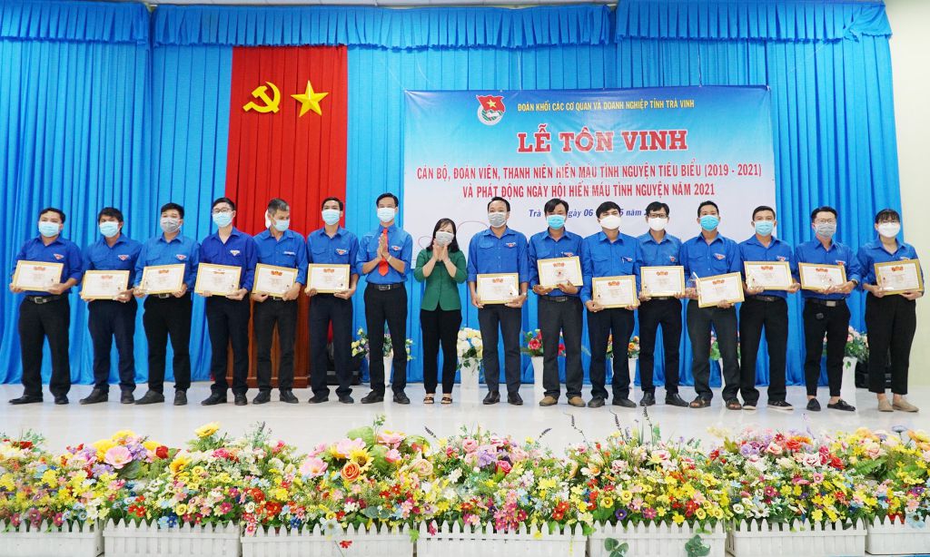 Đoàn khối: Tổ chức lễ tôn vinh cán bộ, đoàn viên, thanh niên hiến máu tình nguyện tiêu biểu giai đoạn 2019 – 2021 và phát động ngày hội hiến máu tình nguyện năm 2021
