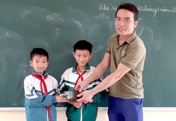 Hai Đội viên nhặt được ví tiền trả lại người mất