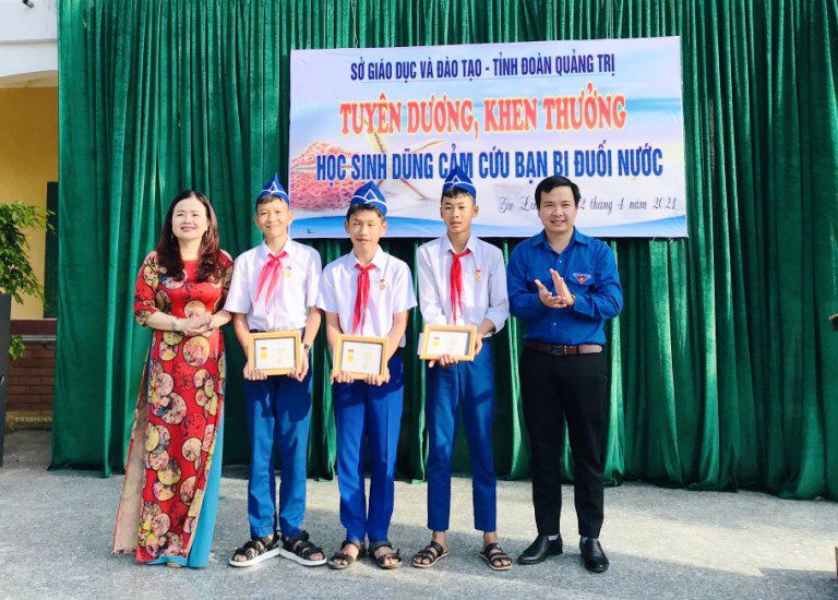 Trao tặng Huy hiệu “Tuổi trẻ dũng cảm” cho 3 đội viên cứu người bị đuối nước