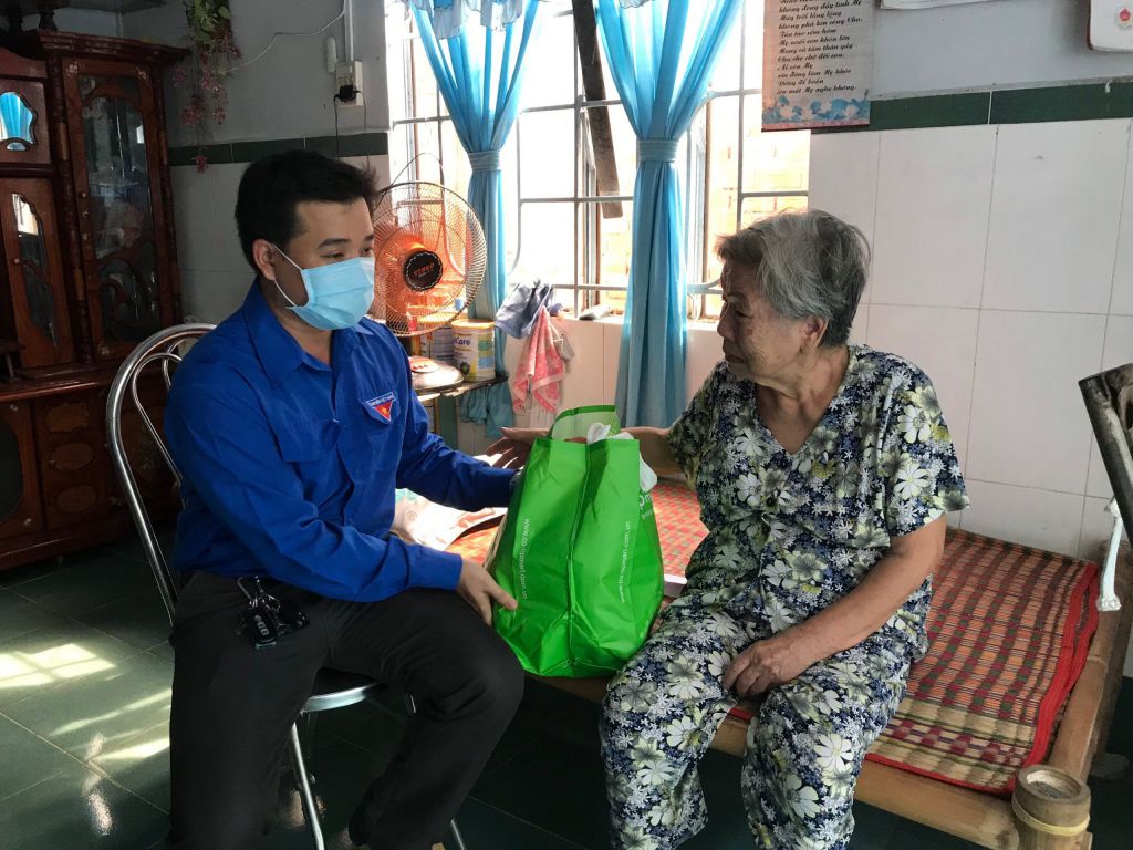 Mô hình “chăm sóc sức khỏe mẹ Việt Nam anh hùng” tại nhà của Đoàn ủy Bệnh viện đa khoa tỉnh