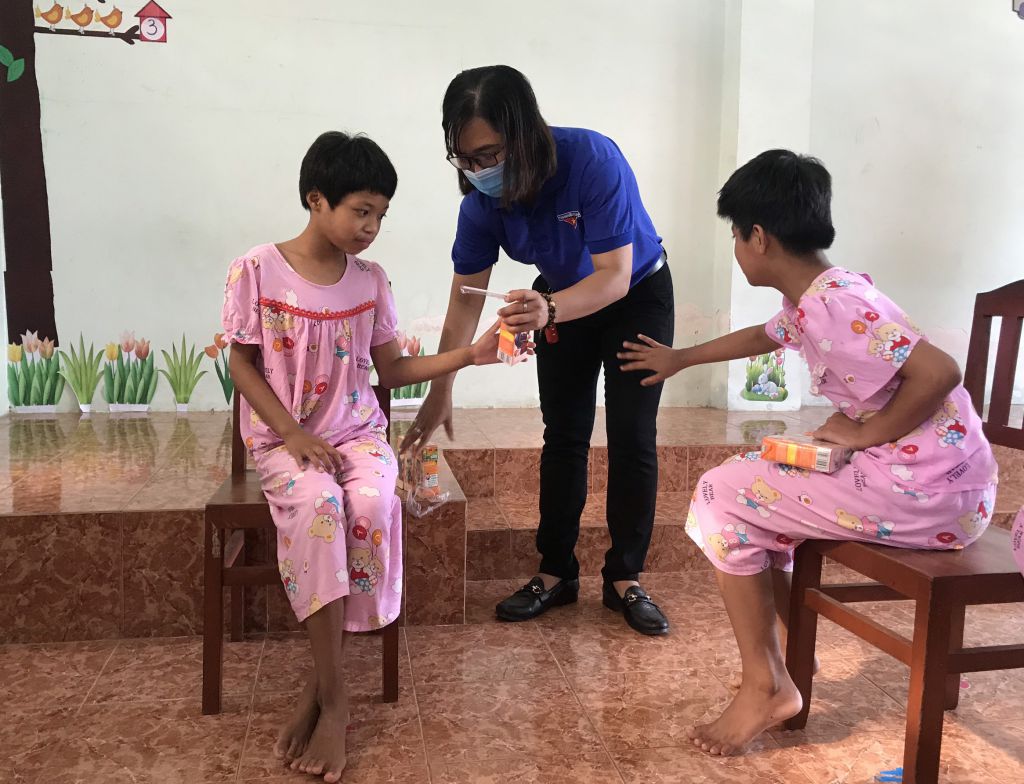 Chi đoàn cơ quan Tỉnh đoàn Trà Vinh: Thăm hỏi, động viên và tặng quà cho thiếu nhi trung tâm bảo trợ xã hội