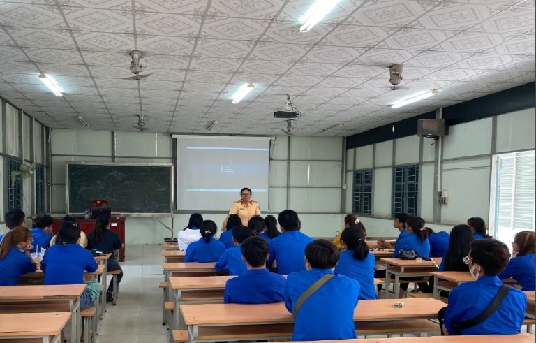 Đoàn Trung tâm GDTX HNDN TP. Trà Vinh tổ chức tuyên truyền, hướng dẫn cho học sinh kỹ năng tham gia an toàn giao thông năm học 2020 – 2021