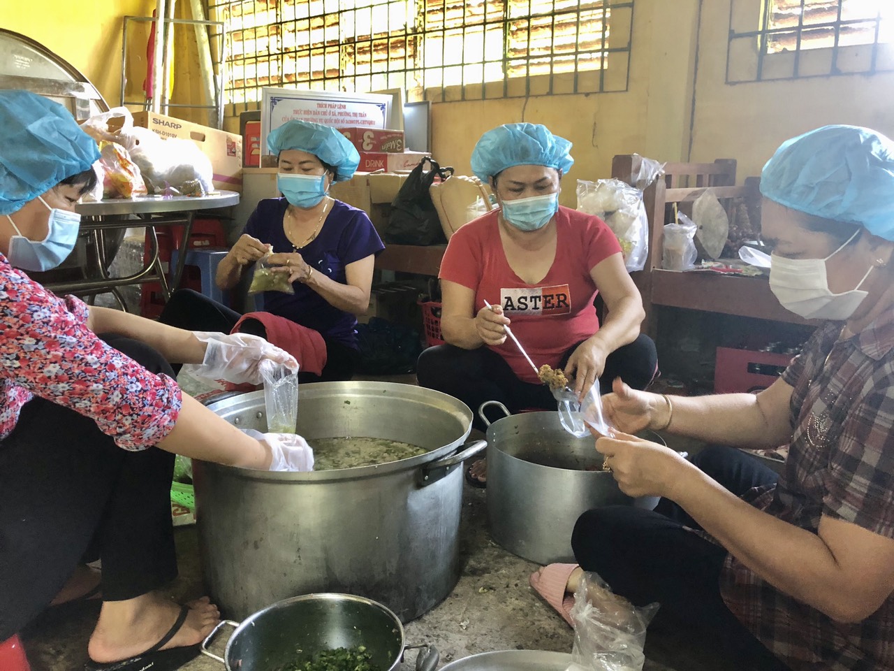 ẤM TÌNH NHỮNG SUẤT CƠM MÙA DỊCH