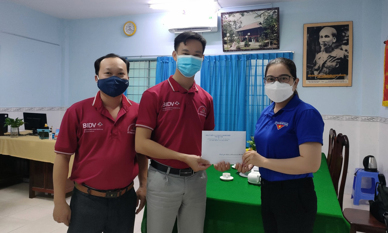 Đoàn khối tổ chức thăm, tặng quà cho các hộ dân có hoàn cảnh khó khăn do ảnh hưởng dịch bệnh Covid-19