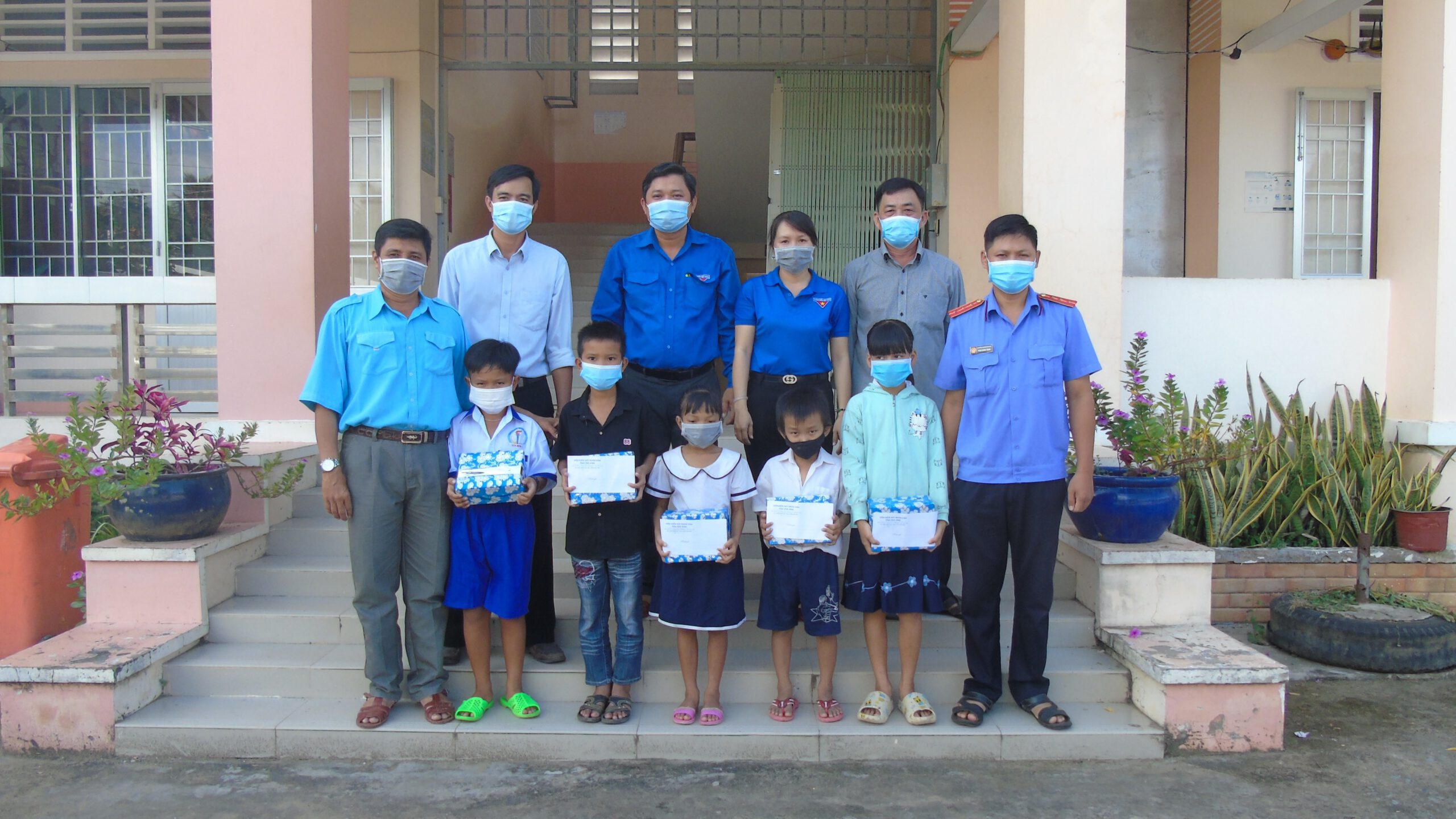 Chi đoàn Viện kiểm sát nhân dân tỉnh Trà Vinh hỗ trợ học sinh nghèo vui đón năm học mới