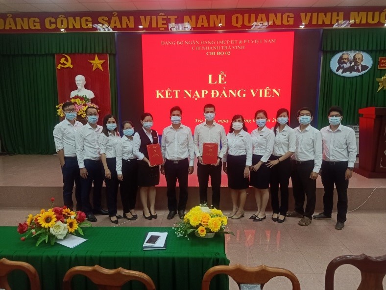 Chi đoàn BIDV Trà Vinh giới thiệu đoàn viên ưu tú vào Đảng