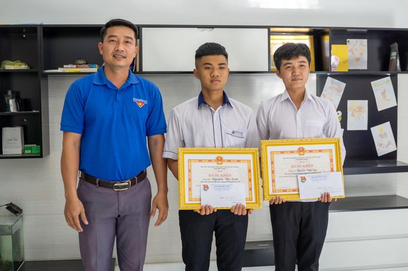 Tặng Bằng khen cho 02 đoàn viên nhặt được của rơi trả lại người mất
