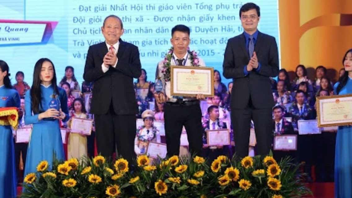 GƯƠNG GIÁO VIÊN LÀM TỔNG PHỤ TRÁCH ĐỘI TỈNH TRÀ VINH NHẬN GIẢI THƯỞNG “CÁNH ÉN HỒNG” NĂM 2021