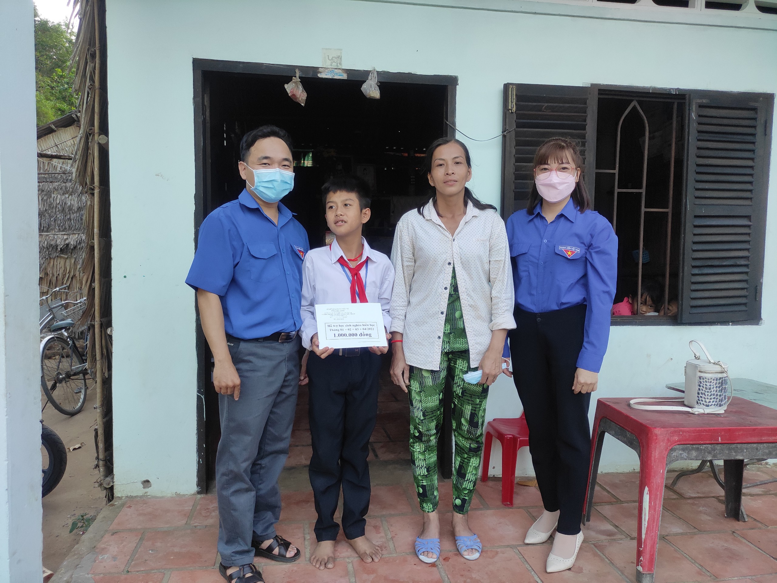 Chi đoàn Sở Kế hoạch và Đầu tư tổ chức thăm và tặng quà cho 02 học sinh nghèo hiếu học tại xã Hòa Lợi