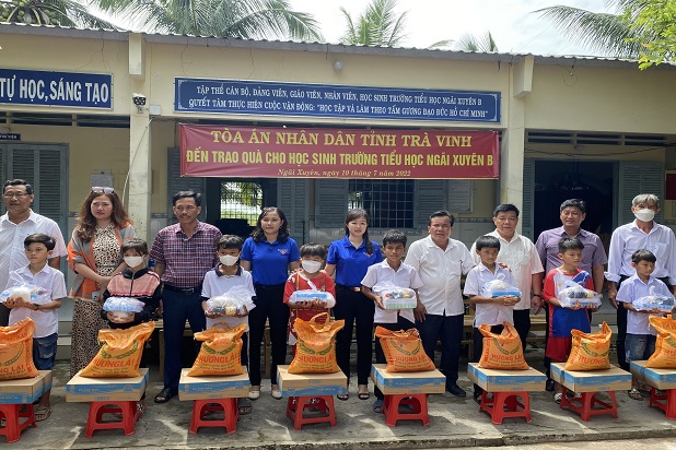 Chi đoàn Tòa án tỉnh Trà Vinh trao tặng quà cho học sinh nghèo hiếu học