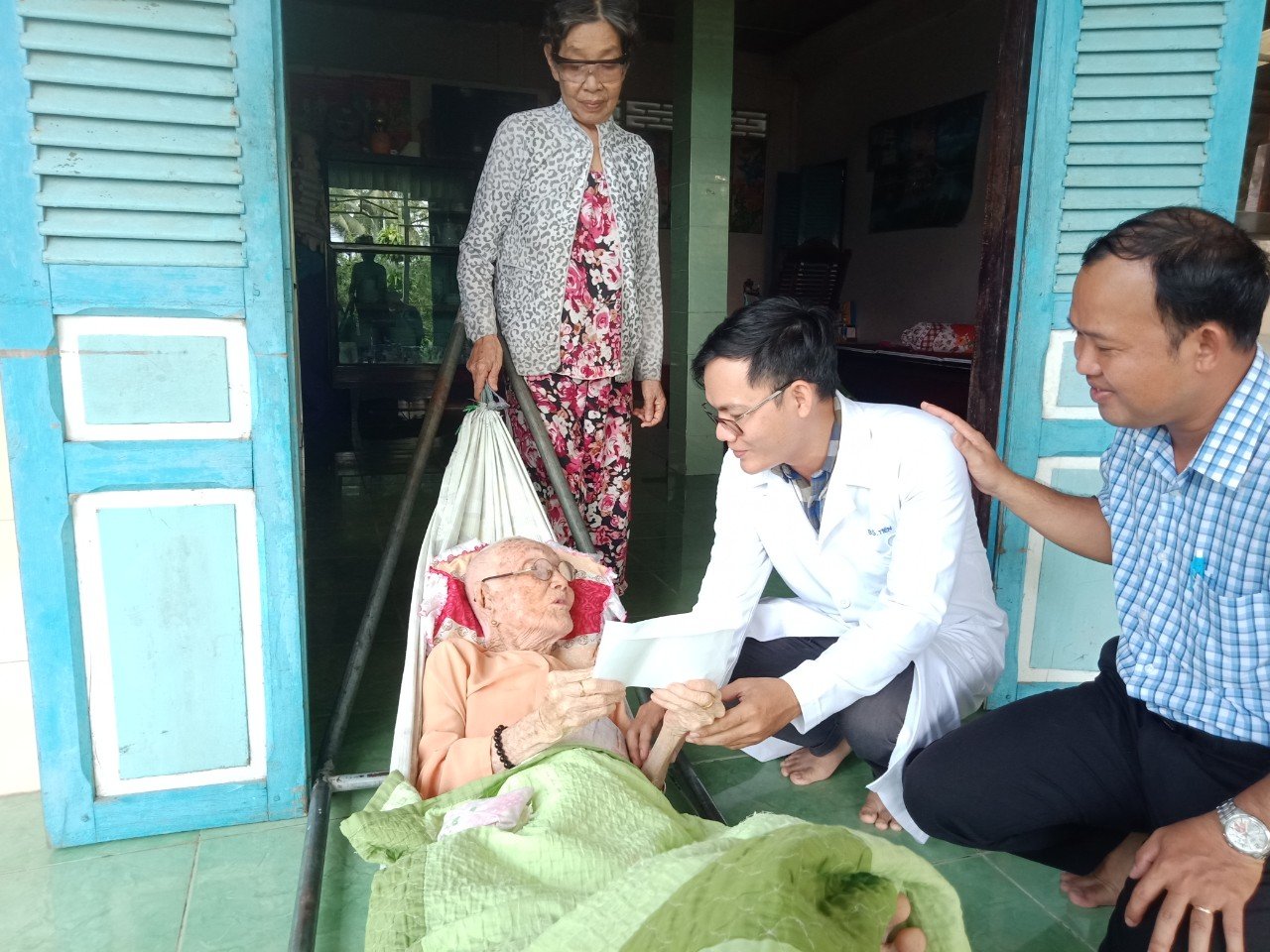 Đoàn cơ sở Bệnh viện Đa khoa Trà Vinh phối hợp tổ chức chương trình thăm, khám bệnh cấp thuốc điều trị miễn phí tại nhà cho người dân