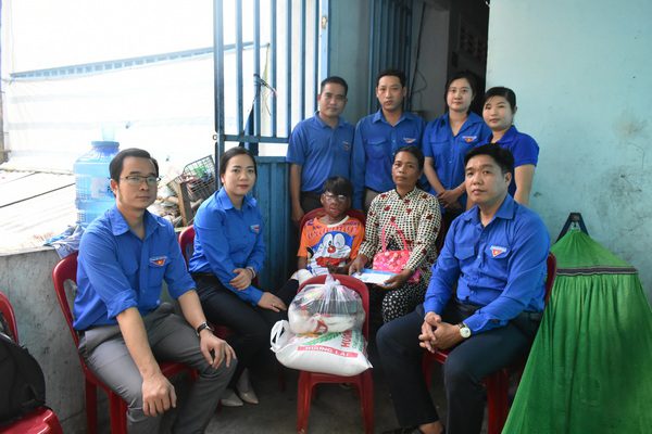Sóc Trăng: thăm và động viên em Nguyễn Hữu Chính bị bỏng nặng do cứu mẹ nuôi