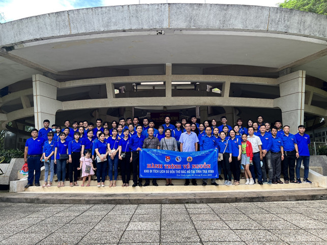 Đoàn cơ sở Sở Tài nguyên và Môi trường tổ chức hành trình về nguồn tại Đền thờ Bác Hồ tại xã Long Đức