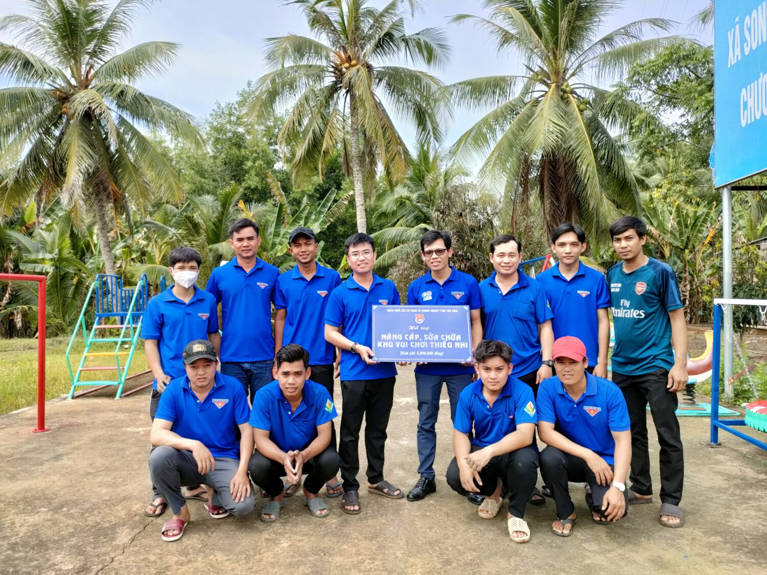 Đoàn khối hỗ trợ nâng cấp, sửa chữa khu vui chơi cho thiếu nhi tại xã Song Lộc, huyện Châu Thành