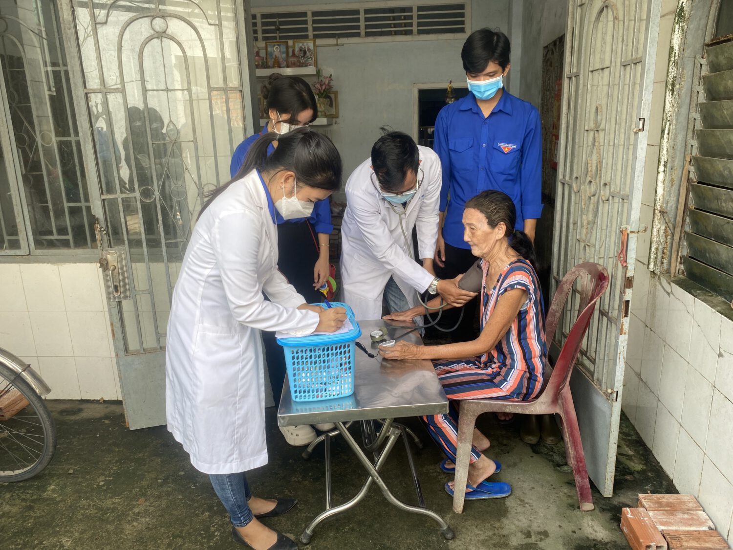 Đoàn cơ sở Bệnh viện Đa khoa Trà Vinh tổ chức khám chữa bệnh cho gia đình có hoàn cảnh khó khăn