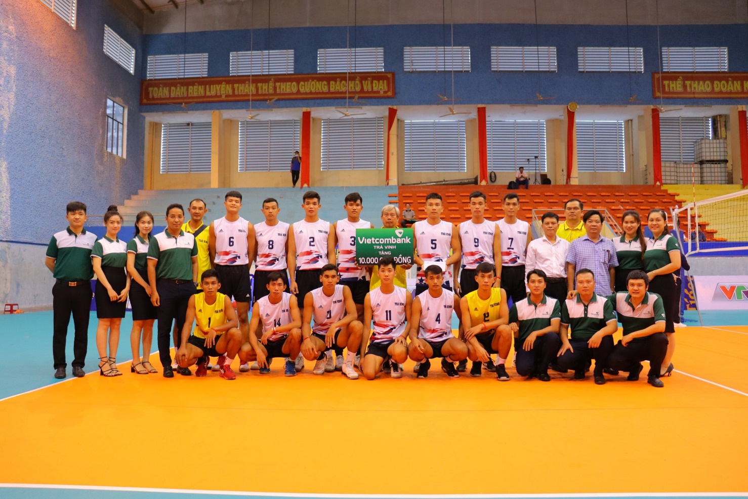 Chi đoàn Vietcombank Trà Vinh tặng quà cho Đội tuyển bóng chuyền nam Trà Vinh
