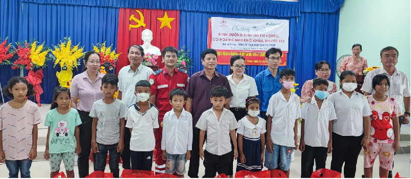 Chi đoàn Sở Lao động – Thương binh và xã hội tặng quà cho trẻ em có hoàn cảnh khó khăn tại xã Phước Hưng, huyện Trà Cú