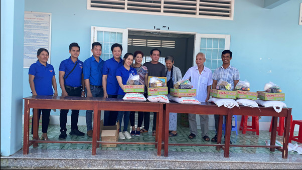 Chi đoàn Đài PT-TH Trà Vinh tặng quà cho hộ gia đình có hoàn cảnh khó khăn ở xã Trường Thọ, huyện Cầu Ngang