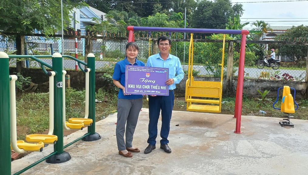 Đoàn khối bàn giao điểm sinh hoạt, vui chơi cho thiếu nhi trên địa bàn huyện Cầu Ngang