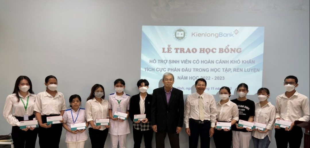 Đoàn trường Cao đẳng Y tế trao học bổng hỗ trợ sinh viên có hoàn cảnh khó khăn, tích cực phấn đấu trong học tập, rèn luyện năm học 2022 – 2023