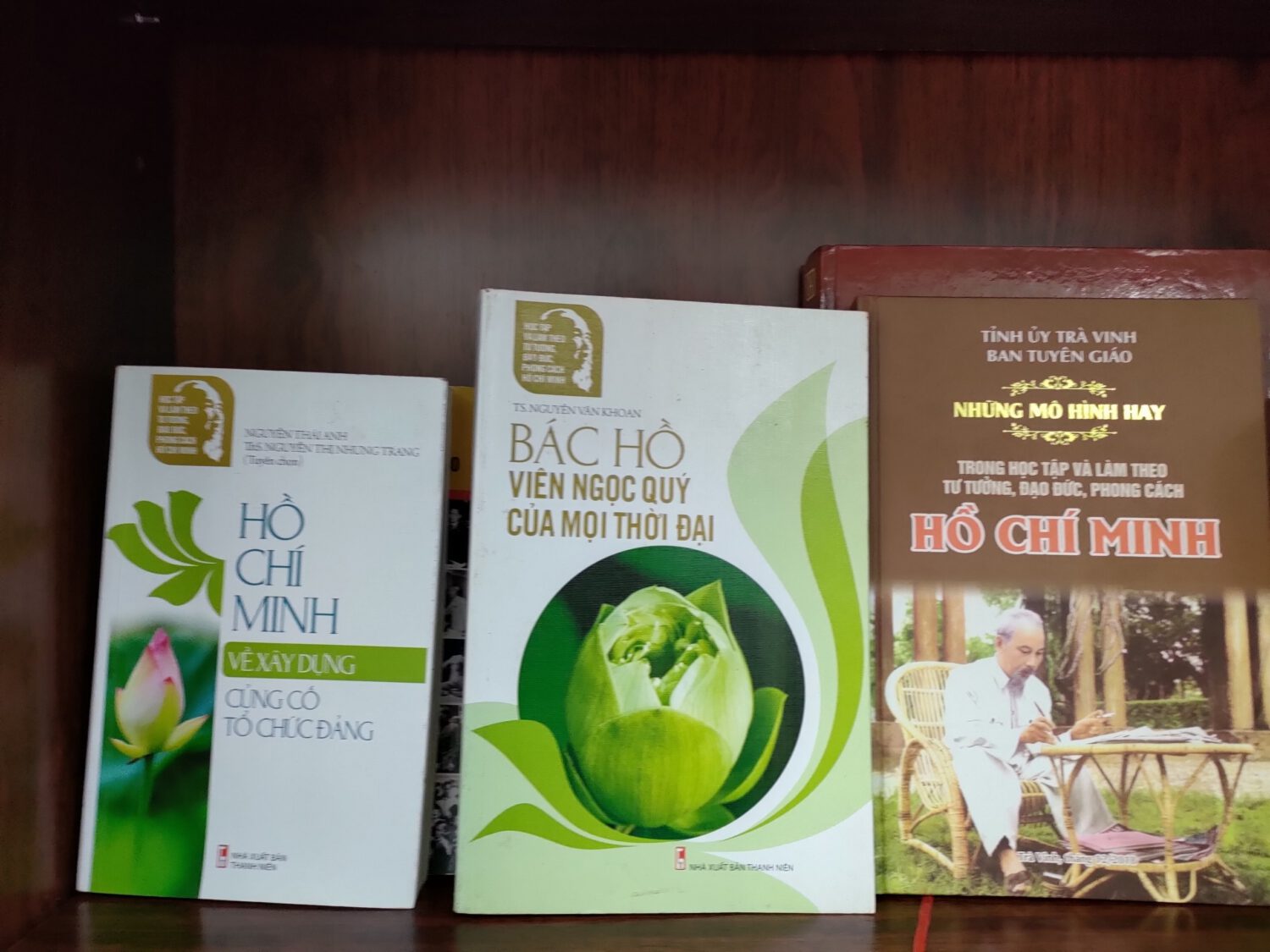 Giới thiệu quyển sách “Bác Hồ viên ngọc quý của mọi thời đại”