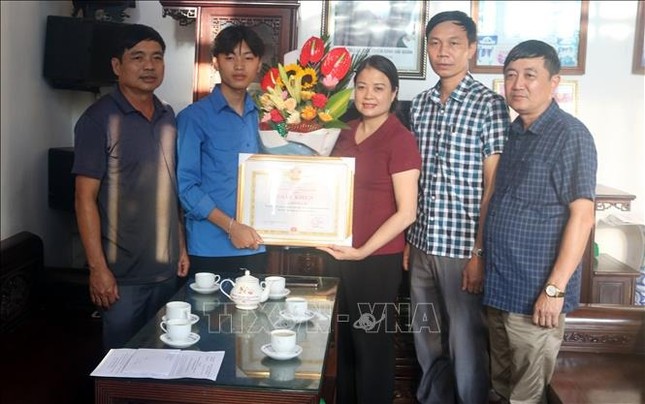 Nhiều tấm gương thanh niên quên mình cứu người được T.Ư Đoàn tặng huy hiệu Tuổi trẻ dũng cảm ảnh 5