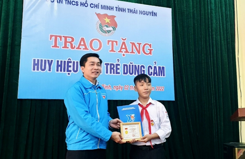 Trao Huy hiệu Tuổi trẻ dũng cảm cho học sinh Thái Nguyên cứu em nhỏ bị rơi xuống sông