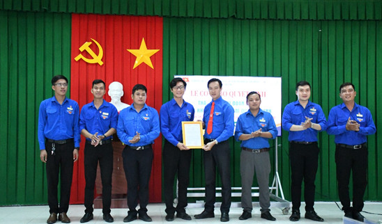 Ban Thường vụ Đoàn khối trao quyết định thành lập Chi đoàn cơ sở Nha khoa Sài Gòn Tâm Đức Trà Vinh
