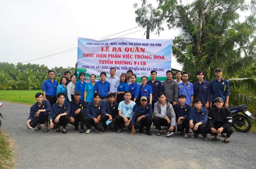 Đoàn trường Cao đẳng Nghề Trà Vinh ra quân trồng mới tuyến đường hoa tại ấp Vĩnh Hội, xã Long Đức, TP. Trà Vinh