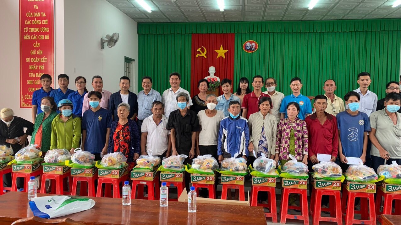 Chi đoàn Đài Phát thanh và Truyền hình Trà Vinh trao tặng quà cho gia đình có hoàn cảnh khó khăn tại huyện Cầu Ngang và huyện Duyên Hải