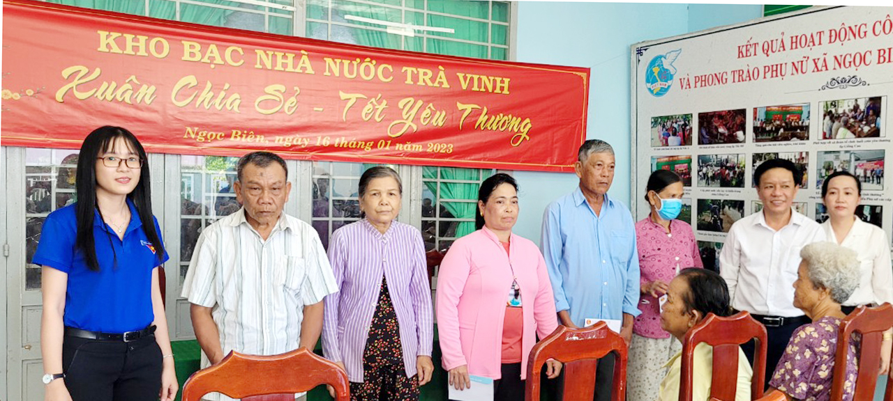 Chi đoàn Kho Bạc Nhà nước trao quà Tết cho các hộ gia đình có hoàn cảnh khó khăn tại xã Ngọc Biên, huyện Trà Cú
