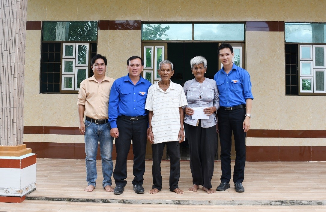 Đoàn khối thăm, tặng quà Cựu thanh niên xung phong nhân dịp Tết Nguyên Đán Quý Mão năm 2023