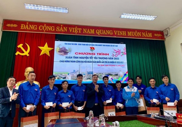 Khen thưởng thanh niên lao động xuất sắc năm 2022 tại nhà máy Amon Nitrat Thái Bình