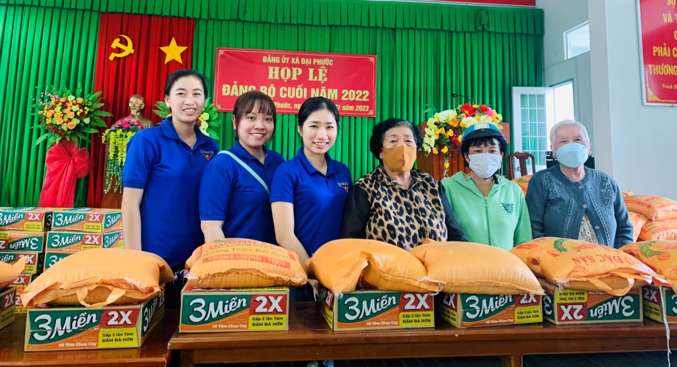 Đoàn cơ sở Bệnh Viện Đa khoa Trà Vinh trao tặng 100 phần quà cho người dân có hoàn cảnh khó khăn