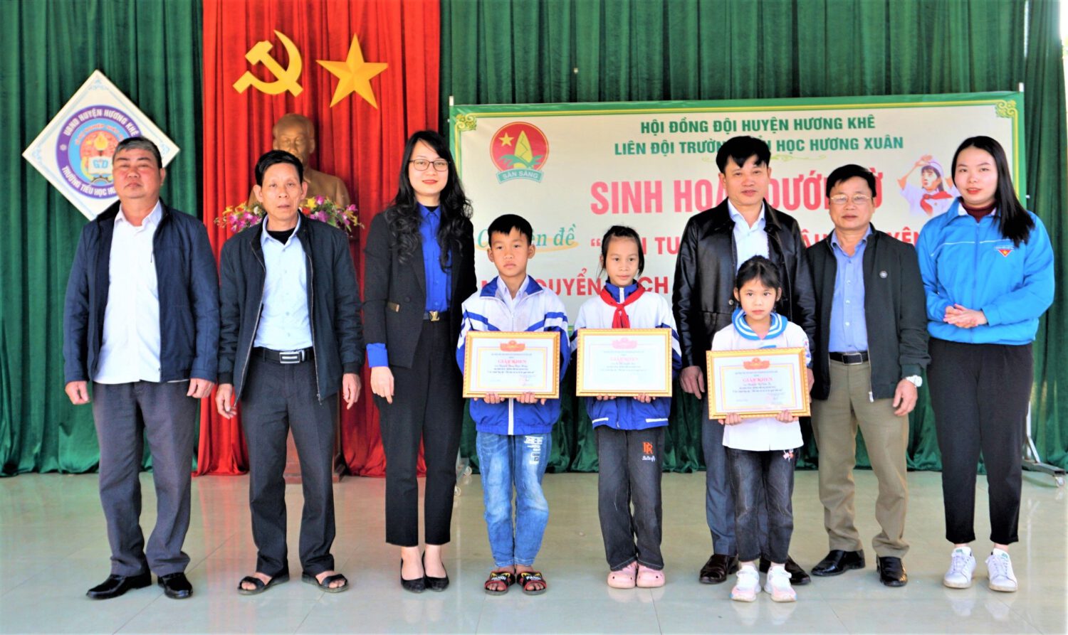 Hà Tĩnh: Tuyên dương 3 học sinh nhặt được của rơi, tìm người trả lại