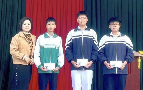 03 học sinh Uông Bí nhặt được của rơi, trả lại người đánh mất