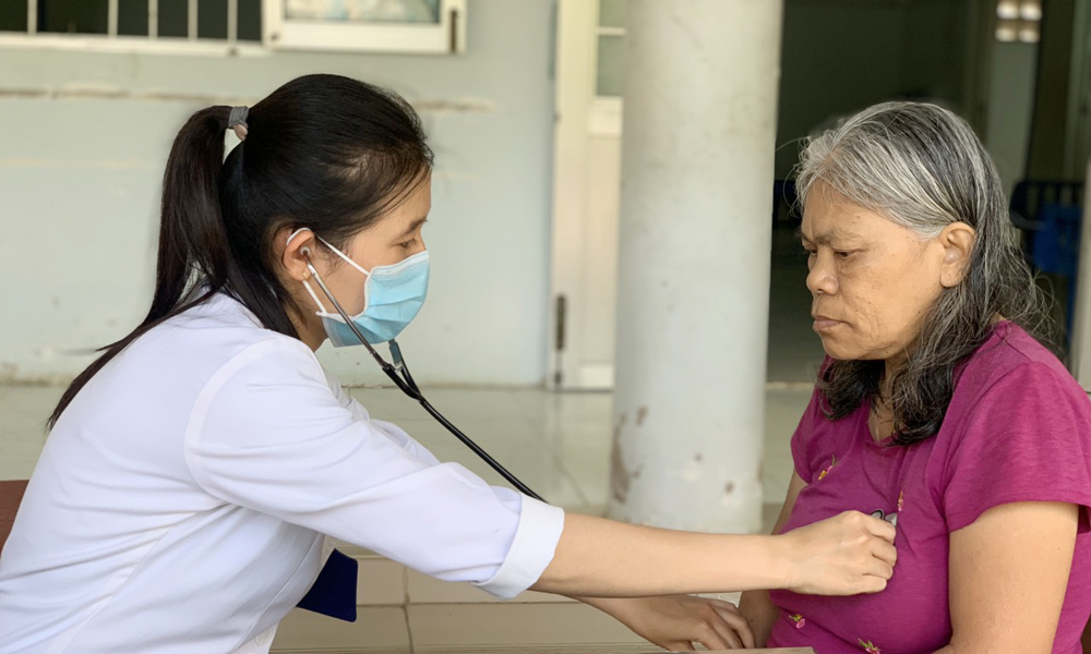 Đoàn cơ sở Bệnh viện Đa khoa Trà Vinh tổ chức thăm khám cho cụ già neo đơn tại Trung tâm bảo trợ xã hội tỉnh Trà Vinh