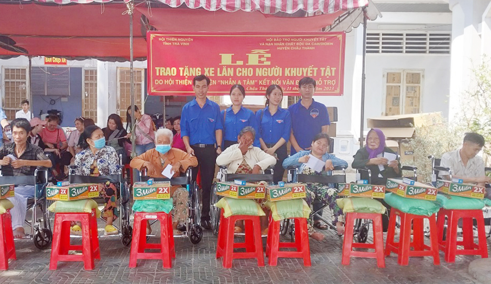 Chi đoàn Sở Lao động – Thương binh và Xã hội trao tặng xe lăn cho người khuyết tật