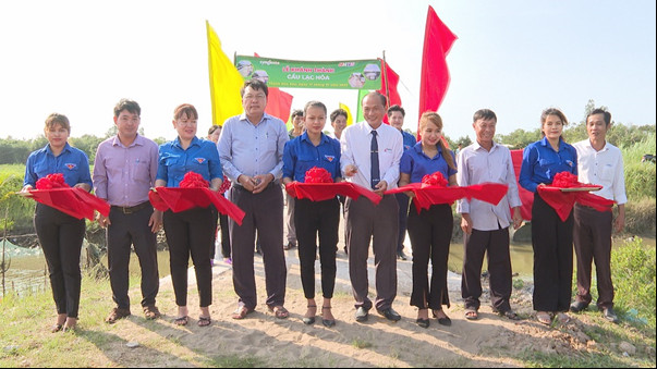 Chi đoàn Đài Phát thanh và Truyền hình Trà Vinh khánh thành bàn giao 02 cầu giao thông nông thôn