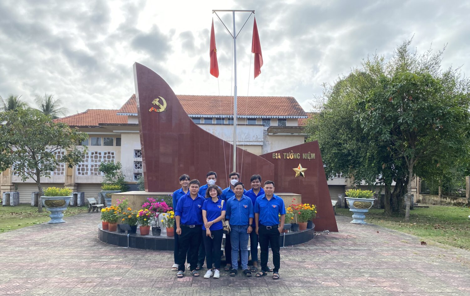 Chi đoàn Sở Nông nghiệp và Phát triển nông thôn về nguồn tại nơi thành lập Chi bộ Đảng Cộng sản Việt Nam đầu tiên của tỉnh Trà Vinh