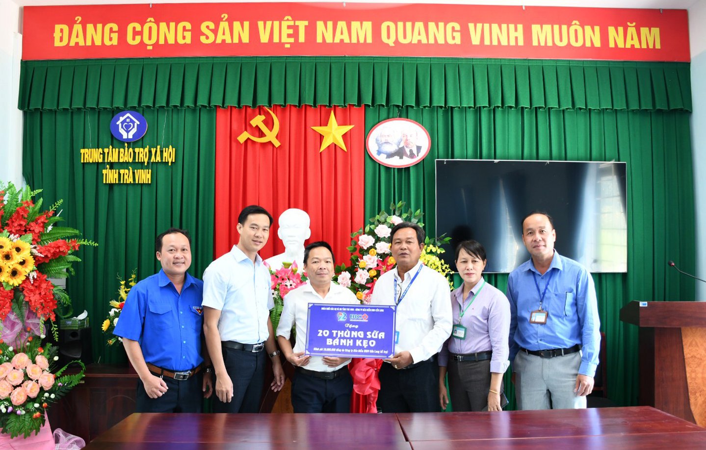 Đoàn khối thăm, tặng quà cho trẻ em tại Trung tâm Bảo trợ xã hội tỉnh Trà Vinh