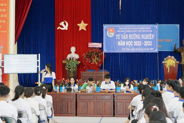 Đoàn trường Phổ thông DTNT THPT tỉnh tổ chức chương trình tư vấn hướng nghiệp cho học sinh, năm học 2022 – 2023